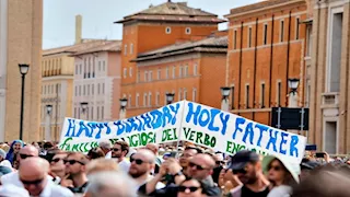 رئيسة بيرو تغني لبابا الفاتيكان "ميلاد سعيد" بمناسبة عيده الـ70 (فيديو)