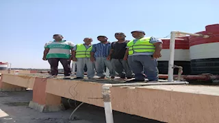 قبل بدء الدراسة.. شركة مياه الأقصر تطهر خزانات مدرسة السواحل (صور)