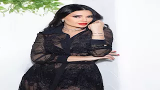 20 صورة لـ نجمات ظهرن بفساتين بدون بطانة في ٢٠٢٥ 