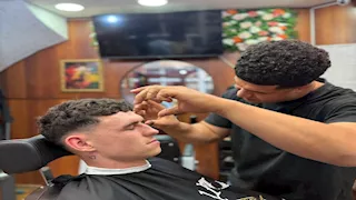 "الواد مرموش عامل إيه؟".. مصري يصفف شعر فودين لاعب السيتي (فيديو وصور)