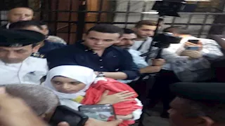 رضيع في حضن القاتلة وبكاء يهز القاعة.. كواليس محاكمة المتهمة بقتل أطفال المنيا - فيديو وصور