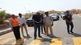 للحد من الحوادث.. تركيب مطبات صناعية بطريق السادات في أسوان (صور)