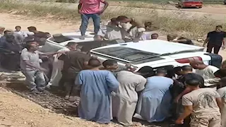 بالصور - شهامة الأهالي تنقذ ركاب ميكروباص انقلب على طريق قنا الزراعي 