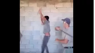 فيديو صادم.. أعمام ينهالون بالضرب على طفل من ذوي الهمم بالخليل 