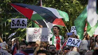 احتجاجات مؤيدة لفلسطين توقف خط النهاية في سباق "الفويلتا" بإسبانيا (صور)