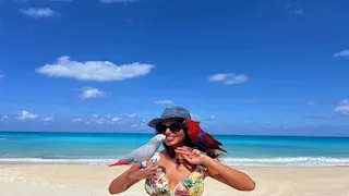 بـ"بغبغان وإطلالة جريئة" أحدث ظهور لـ نسرين أمين أمام البحر (صور)