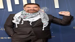 بالوشاح الفلسطيني.. النجم العالمي خافيير باردم يصل حفل توزيع جوائز إيمي 2025
