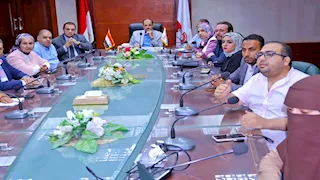 محافظ سوهاج يعقد اجتماعا لبحث المقترح النهائي لتطوير وتجميل شارع المحطة