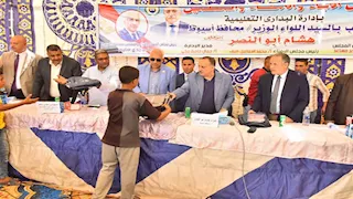 محافظ أسيوط يشهد توزيع حقائب مدرسية على الطلاب الأولى بالرعاية -صور 