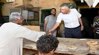 فحص عينات بنفسه.. محافظ أسوان يفاجئ مخبزًا في كوم أمبو 