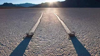 صخرة “تتدحرج لوحدها”.. لغز طبيعي حيّر العلماء