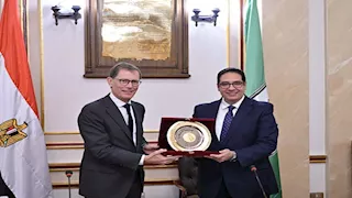 رئيس جامعة القاهرة يبحث مع وفد فرنسي تعزيز التعاون المشترك