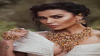 "ملكة".. نادين الراسي تخطف الأنظار بإطلالة جريئة (صور)