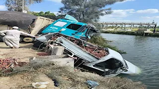 "الترعة اتملت عنب".. تصادم مروع بين مقطورة وسيارة فاكهة بالبحيرة - صور