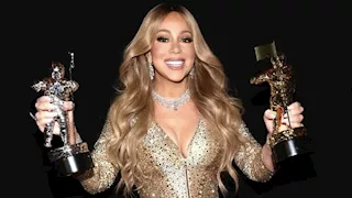 ماريا كاري تخطف الأنظار بإطلالتها ومجوهراتها الفاخرة في حفل أم أي 2025