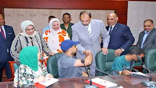 بالصور.. محافظ سوهاج يسلم 25 عقد عمل لذوي الإعاقة ويطلق مشروعين لدعمهم