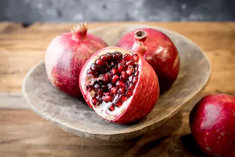 الرمان في وجبة الإفطار- 5 أطعمة تناولها معه لزيادة فوائده