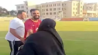 "ذهبت لمواساة الخصم".. والدة لاعب مصر المقاصة تخطف الأنظار بمباراة جولدن (صور)