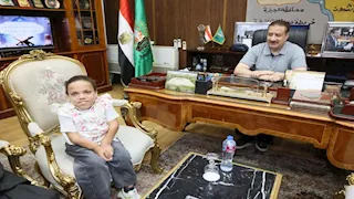 محافظ المنوفية يلتقي طفلة من ذوي الهمم ويوجه بتقديم دعم عاجل لها