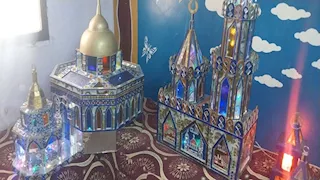 فن إعادة الحياة للزجاج.. مواطن فى قنا يحول المخلفات لتحف فنية -فيديو وصور