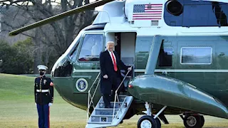 كيف يتم نقل مروحية "مارين ون" مع ترامب في رحلاته الخارجية؟