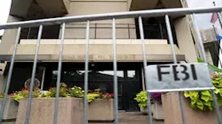 "بسبب علم أمريكا".. سائق يقتحم بوابة مقر مكتب التحقيقات الفيدرالي في بيتسبرج 