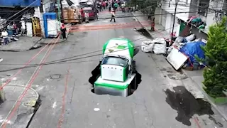 تحت أنظار المارة.. الأرض تبتلع شاحنة ضخمة في المكسيك (فيديو)