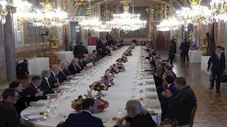 الرئيس السيسي وقرينته يقيمان مأدبة عشاء بمنطقة الأهرامات تكريمًا لملك إسبانيا وقرينته