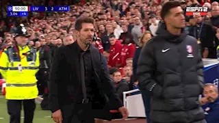 "بعد هدف فان دايك".. 5 صور لمشادة سيميوني ومشجع ليفربول بعد نهاية المباراة