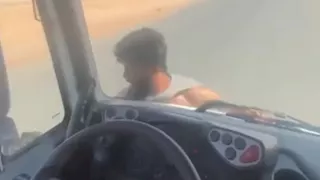   ليبيا.. فيديو لسائق يترك شاحنته تسير بلا تحكم يثير غضبًا واسعًا  
