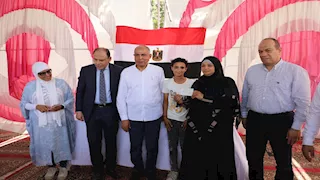 بقيمة 500 ألف جنيه.. محافظ المنيا يسلم شيكات لدعم أصحاب المشروعات الصغيرة