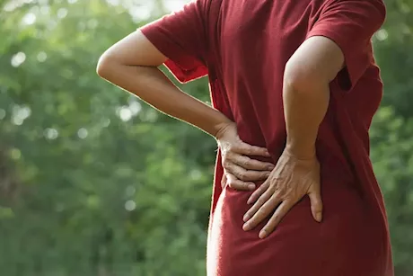 آلام الظهر عند النساء- إليك الأسباب ونصائح للوقاية 