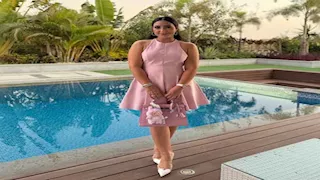 بوسي تظهر بفستان قصير أمام حمام السباحة.. والجمهور يعلق (صور) 