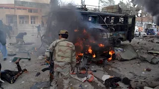 مقتل وإصابة 32 شخصًا في انفجارين بجنوب غرب باكستان