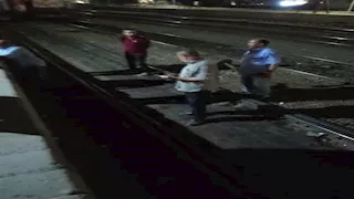 رفع عربة قطار شبين القناطر المنحرفة وإعادة الحركة لطبيعتها (صور)