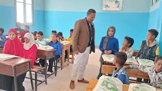 الوادي الجديد تطلق مبادرة "كراستي ومدرستي" لدعم الطلاب بالقرى النائية (صور)