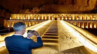 "نأمل أن نعود مرة أخرى".. ملك إسبانيا يكتب رسالة بخط يده في الأقصر (صور)