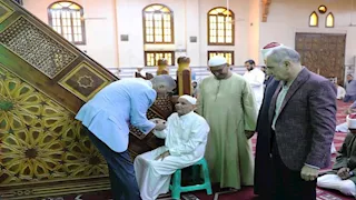 بالصور - محافظ أسوان يؤدي صلاة الجمعة ويستمع لمطالب المواطنين 