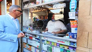 محافظ أسوان يفاجئ محلات الجزارة والصيدليات ويوجه بتشديد الرقابة التموينية