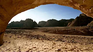 حين كانت الصحراء الغربية بحرًا.. حكاية كهف السباحين الغامض فى الوادي الجديد 