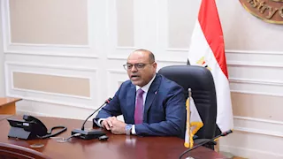 وزير العمل يسلم عقود وظائف جديدة للشباب- صور