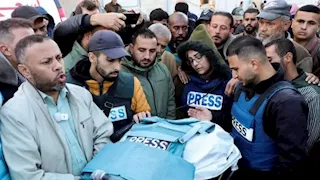  الجارديان: إسرائيل تحاول التحكم في الحقائق التي تخرج من غزة من خلال استهداف الصحفيين