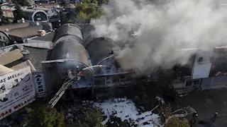 اندلاع حريق ضخم في سوق الجملة بإسطنبول وتفحم 17 محلا "صور"