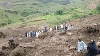 بسبب انهيار أرضي.. انتشال 90 جثة من قرية ترسين بالسودان