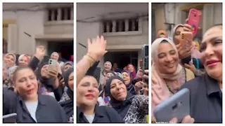 فيديو..بدرية طلبة ترقص مع جمهورها في الشارع: "ألف شكر يارب على حب الناس"