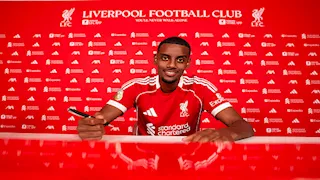 سلوت يكشف سر استبعاد إيزاك من مباراة بيرنلي وموعد ظهوره الأول