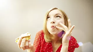 هذًا ما يحدث لجسمك عند تناول الطعام الحامي يوميا؟ 