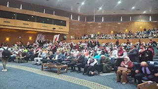 بأجواء حماسية.. طلاب جامعة أسيوط يرفعون العلم في أول أيام الدراسة (فيديو وصور)