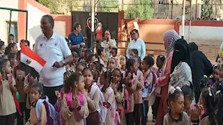 بالصور - تعليم أسوان يوزع هدايا على تلاميذ KG1 في أول يوم دراسة