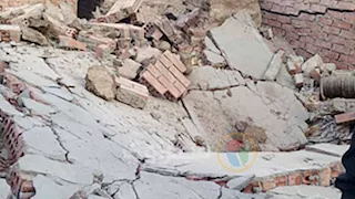 "البيت بقى ركام".. إصابة 3 أشخاص في انهيار منزل ببني سويف (صور)